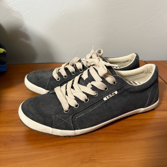Taos Footwear Women's Star Sneaker Canvas Shoe Charcoal Grey Lace Up 8 - Picture 1 of 9